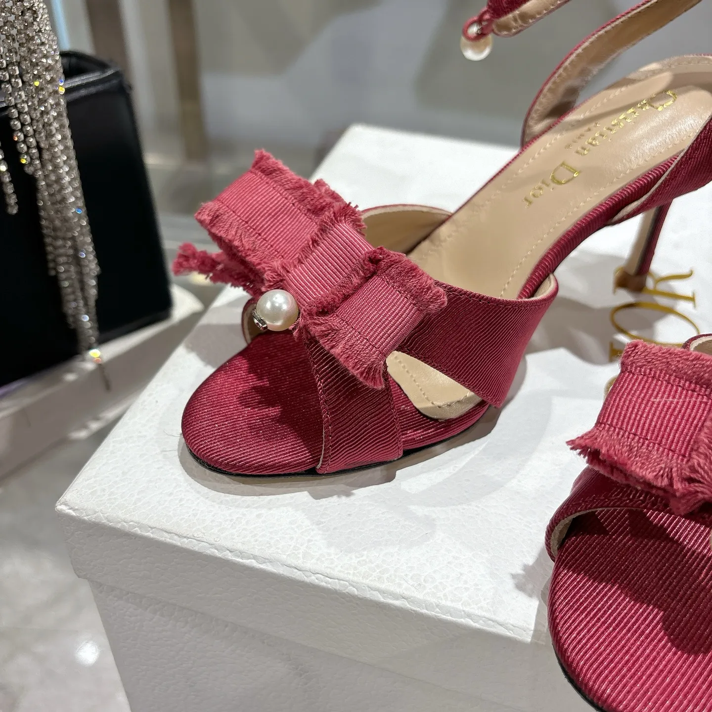 👟👟Ex-factory price 520👟👟 🎆Fringed webbing women's shoes Dior Dior 2024 spring and summer catwalk new Adiorble women's shoes CD star's same fashion tassel bow square head pearl letter logo hardware buckle high-heeled hollow sandals The top high-end version on the market Upper: original customized tassel grosgrain Lining: sheepskin lining foot pad Outsole: Italian leather outsole Heel height: 8.5cm Size: 34-41 (34.40.41. Customization is non-refundable)
